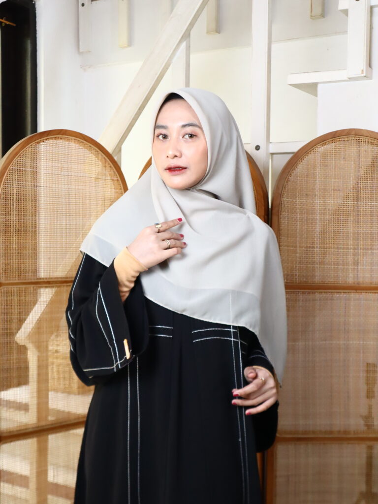 Elegansi Gamis Abaya Hitam: Simbol Keanggunan Kesederhanaan