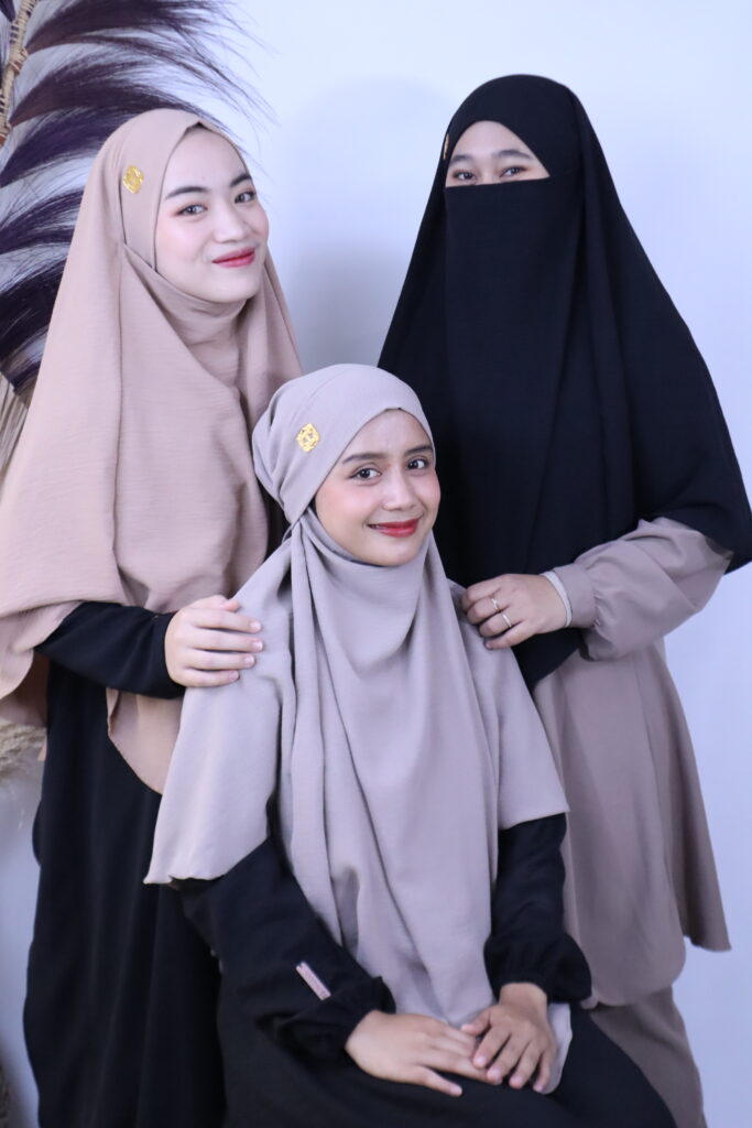 Menyusuri Keindahan French Khimar dalam Fashion Muslimah